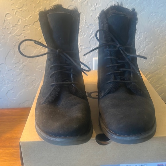 Ugg Quincy boot. Worn just a few times. Size 8 - Picture 1 of 6